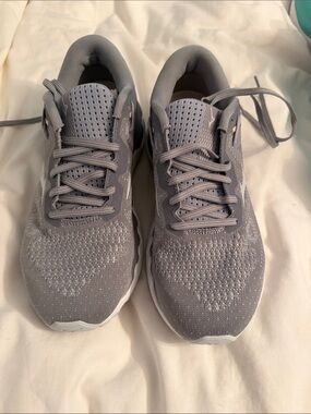 Mizuno Gray Knit Athletic Shoes